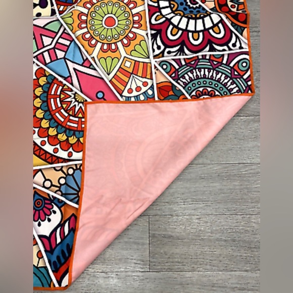 NWT! House of Clouds Multi Color Sand Free Microfiber Beach Towel - Picture 4 of 5